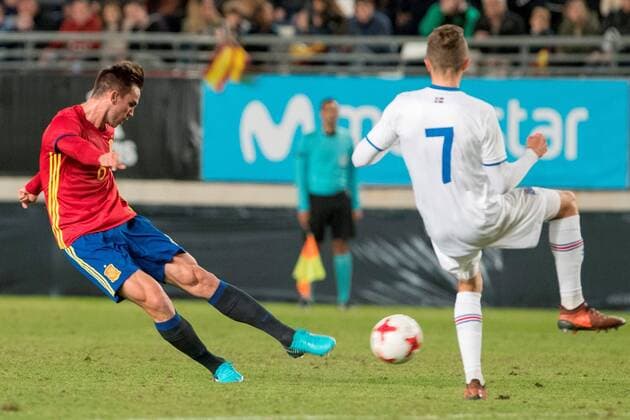 Spanish Fabian Ruiz (L) vies for the ball with Icelandic Magnusson during the UEFA Under 21 Championship match between the national under 21 soccer teams of Spain and Iceland at the Nueva Condomina stadium in Murcia, Spain, 09 November 2017. Spain vs. Iceland !ACHTUNG: NUR REDAKTIONELLE NUTZUNG!  Copyright: xMarcialxGuillénx MUR006 20171109-636458641282738482