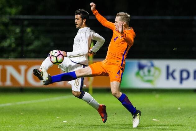 Fußball, Schottland - Niederlande ZEIST - 09-11-2017 , voetbal , oefenwedstrijd , Campus Zeist , seizoen 2017 2018 , Nederland O19 - Italie O19 , Italie speler Marco Olivieri (l) in duel met Nederland speler Boy Kemper (r) Nederland O19 - Italie O19  x1803917x