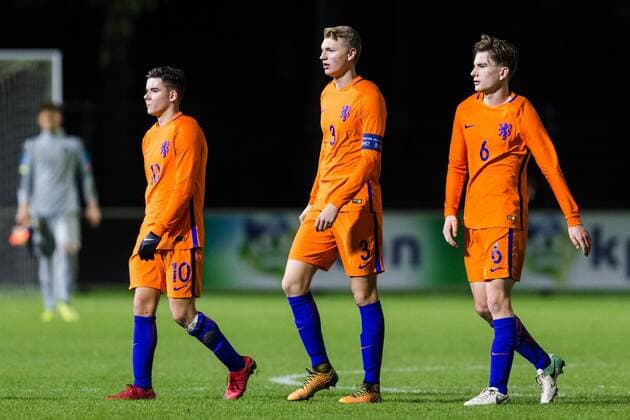 ZEIST - 09-11-2017 , voetbal , oefenwedstrijd , Campus Zeist , seizoen 2017 2018 , Nederland O19 - Italie O19 , Nederland spelers L-R Ferdi Kadioglu, Perr Schuurs, Tom van de Looi Nederland O19 - Italie O19  x1803918x