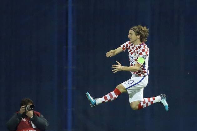 Bilder des Tages - SPORT Fußball, WM Playoffs, Kroatien - Griechenland (171110) -- ZAGREB, Nov. 10, 2017 -- Luka Modric of Croatia compete with Alexandros Tziolis celebrates during the playoff of European Qualifiers for 2018 FIFA World Cup WM Weltmeisterschaft Fussball between Croatia and Greece in Zagreb, Croatia, on Nov. 9, 2017. Croatia won 4-1. ) (SP)CROATIA-ZAGREB-SOCCER-FIFA WORLD CUP-EUROPEAN QUALIFIERS PLAYOFF-CROATIA VS GREECE GoranxStanzl 