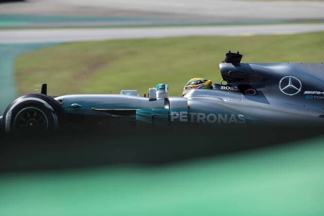 British Formula One diver Lewis Hamilton, Mercedes, steers his single-seater during the first training session at Interlagos racetrack in Sao Paulo, Brazil, 10 November 2017. Brazilian Formula One Grand Prix will be held the upcoming 12 November. Brazilian Grand Prix !ACHTUNG: NUR REDAKTIONELLE NUTZUNG!  Copyright: xFernandoxBizerraxJr.x SAO5 20171110-636459284740819859