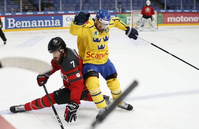 Bilder des Tages - SPORT Eishockey, Karjala Cup, Kanada - Schweden 171110, Ishockey, Karjala Cup, Kanada - Sverige: Simon Despres 7, Canada and Fredrik Pettersson 12, Sweden Magnus Helleberg 35, Sweden during their Ice hockey Eishockey Karjala tournament Canada - Sweden match in Hartwall Arena 10. November 2017 in Helsinki, Finland. (Newspix24 Tomi Hänninen) © Bildbyran - COP 211 - SWEDEN ONLY  Copyright: TomixHänninen BB171110BB485