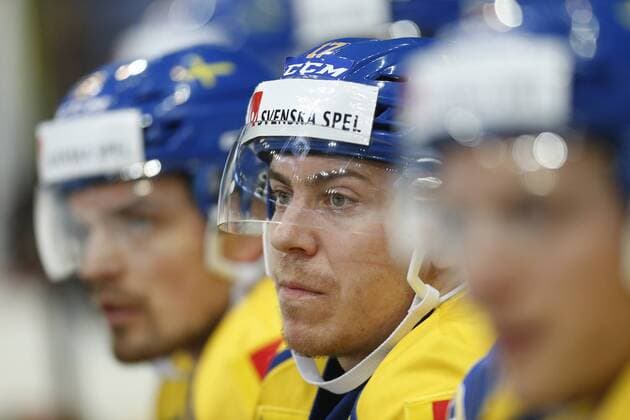 Eishockey, Karjala Cup, Kanada - Schweden 171110, Ishockey, Karjala Cup, Kanada - Sverige: Pär Lindholm 17, Sweden during their Ice hockey Eishockey Karjala tournament Canada - Sweden match in Hartwall Arena 10. November 2017 in Helsinki, Finland. (Newspix24 Tomi Hänninen) © Bildbyran - COP 211 - SWEDEN ONLY  Copyright: TomixHänninen BB171110BB486