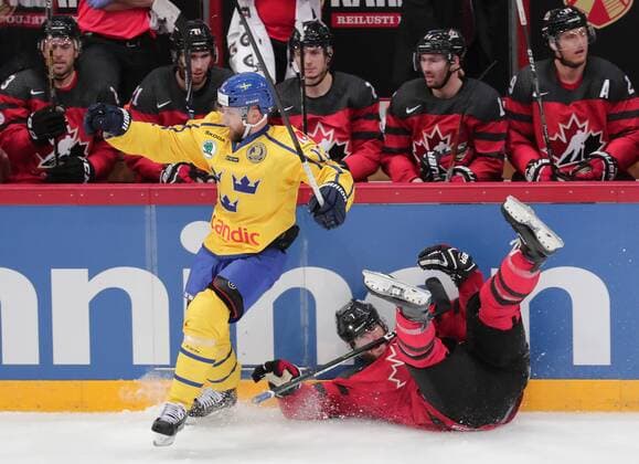 Eishockey, Karjala Cup, Kanada - Schweden 171110, Ishockey, Karjala Cup, Kanada - Sverige: Fredrik Pettersson 12, Sweden and Simon Despres 7, Canada during their Ice hockey Eishockey Karjala tournament Canada - Sweden match in Hartwall Arena 10. November 2017 in Helsinki, Finland.(Newspix24 Matti Matikainen) © Bildbyran - COP 211 - SWEDEN ONLY  Copyright: MattixMatikainen BB171110BB489