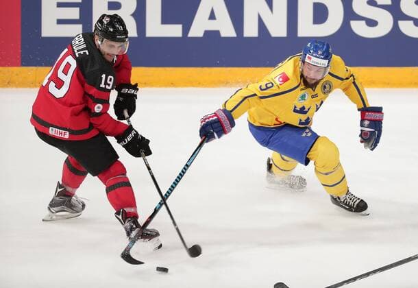 Eishockey, Karjala Cup, Kanada - Schweden Gilbert Brule 19, Canada and Robert Nilsson 9, Sweden during their Ice hockey Eishockey Karjala tournament Canada - Sweden match in Hartwall Arena 10. November 2017 in Helsinki, Finland.  Copyright: xMattixMatikainenx NP24_np24SPO1057141011