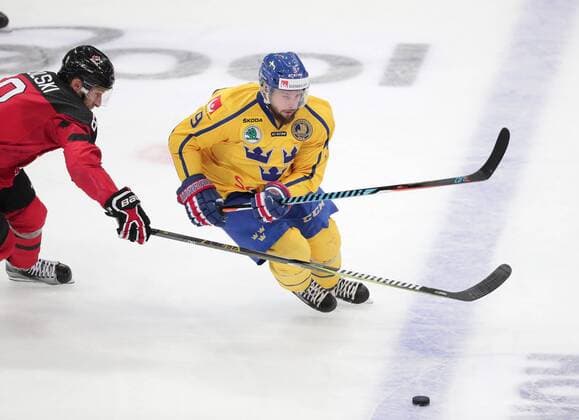 Eishockey, Karjala Cup, Kanada - Schweden 171110, Ishockey, Karjala Cup, Kanada - Sverige: Wojtek Wolski 8, Canada andRobert Nilsson 9, Sweden during their Ice hockey Eishockey Karjala tournament Canada - Sweden match in Hartwall Arena 10. November 2017 in Helsinki, Finland.(Newspix24 Matti Matikainen) © Bildbyran - COP 211 - SWEDEN ONLY  Copyright: MattixMatikainen BB171110BB506