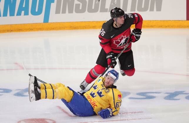 Eishockey, Karjala Cup, Kanada - Schweden Christian Thomas 26, Canada and Linus Omark 67, Sweden during their Ice hockey Eishockey Karjala tournament Canada - Sweden match in Hartwall Arena 10. November 2017 in Helsinki, Finland.  Copyright: xMattixMatikainenx NP24_np24SPO1025241020