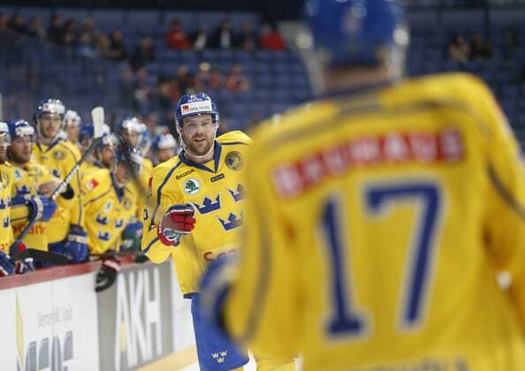 Eishockey, Karjala Cup, Kanada - Schweden 171110, Ishockey, Karjala Cup, Kanada - Sverige: Patrik Hersley 6, Sweden and Pär Lindholm 17, Sweden celebrating goal during their Ice hockey Eishockey Karjala tournament Canada - Sweden match in Hartwall Arena 10. November 2017 in Helsinki, Finland. (Newspix24 Tomi Hänninen) © Bildbyran - COP 211 - SWEDEN ONLY  Copyright: TomixHänninen BB171110BB625