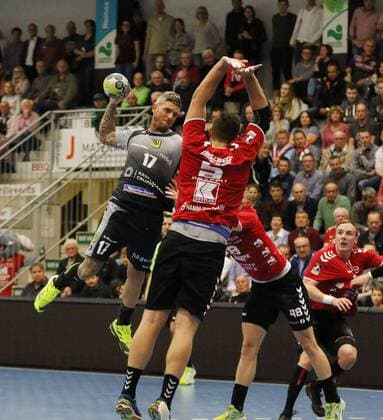 Bartosz Konitz VfL Eintracht Hagen 17 against Jan Brosch ASV Hamm Westphalia 5 front and Julian Possehl ASV Hamm Westphalia 48 back ASV Hamm Westphalia vs VfL Eintracht Hagen Handball 2 Bundesliga 10 11 2017 Hamm Copyright: xEibner-Pressefoto Strohdiekx EP_JSK