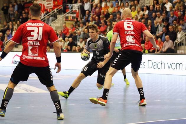 Soeren Kress VfL Eintracht Hagen 5 against Bjoern Zintel ASV Hamm Westphalia 31 and Markus Fuchs ASV Hamm Westphalia 6 right ASV Hamm Westphalia vs VfL Eintracht Hagen Handball 2 Bundesliga 10 11 2017 Hamm Copyright: xEibner-Pressefoto Strohdiekx EP_JSK