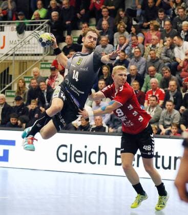 Jannis Fauteck VfL Eintracht Hagen 14 against Julian Possehl ASV Hamm Westphalia 48 right ASV Hamm Westphalia vs VfL Eintracht Hagen Handball 2 Bundesliga 10 11 2017 Hamm Copyright: xEibner-Pressefoto Strohdiekx EP_JSK