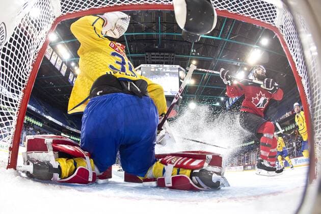 Bilder des Tages - SPORT Eishockey, Karjala Cup, Kanada - Schweden 171110, Ishockey, Karjala Cup, Kanada - Sverige: Magnus Helleberg 35, Sweden and unknown canadien during their Icehockey Karjala tournament Canada vs. Sweden match in Hartwall Arena 10. November 2017 in Helsinki, Finland. (Newspix24 Tomi Hänninen) © Bildbyran - COP 211 - SWEDEN ONLY  Copyright: TomixHänninen BB171110BB750
