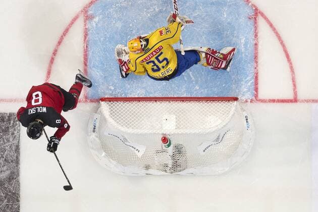 Bilder des Tages - SPORT Eishockey, Karjala Cup, Kanada - Schweden 171110, Ishockey, Karjala Cup, Kanada - Sverige: Wojtek Wolski 8, Canada, Magnus Helleberg 35, Sweden during their Icehockey Karjala tournament Canada vs. Sweden match in Hartwall Arena 10. November 2017 in Helsinki, Finland. (Newspix24 Tomi Hänninen) © Bildbyran - COP 211 - SWEDEN ONLY  Copyright: TomixHänninen BB171110BB781