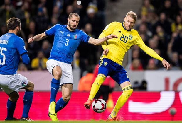 Fußball, WM Playoffs, Schweden - Italien 171110 Italiens Giorgio Chiellini och Sveriges Ola Toivonen under fotbollsmatchen i VM-kvalets play-off mellan Sverige och Italien den 10 november 2017 i Stockholm.  Copyright: JOELxMARKLUND BB171110JM013