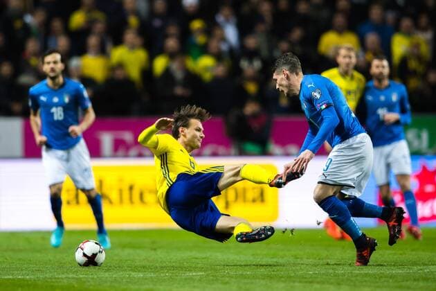 Fußball, WM Playoffs, Schweden - Italien 171110 Sveriges Albin Ekdal och Italiens Andrea Belotti under fotbollsmatchen i VM-kvalets play-off mellan Sverige och Italien den 10 november 2017 i Stockholm.  Copyright: CARLxSANDIN BB171110CS013