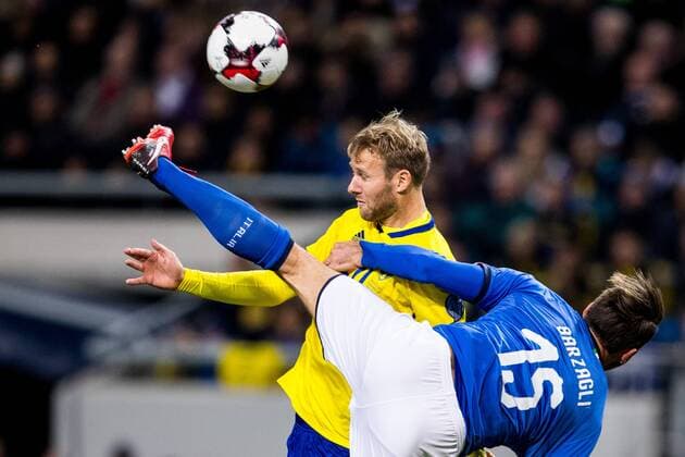 Fußball, WM Playoffs, Schweden - Italien Fußball, WM Playoffs, Schweden - Italien 171110 Sveriges Ola Toivonen i kamp med Italiens Andrea Barzagli under fotbollsmatchen i VM-kvalets play-off mellan Sverige och Italien den 10 november 2017 i Stockholm.  Copyright: ANDREASxLxERIKSSON BB171110AE005
