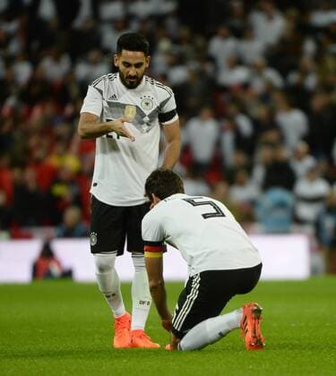 Football Mens Season 2017 2018 Test match in London England Germany v l Ilkay Gündogan Germany Mats Hummels Germany slicing his shoes 10 11 2017 Copyright: xMichaelxHundtx xMatthiasxKochx