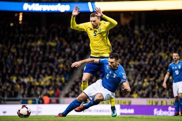 Fußball, WM Playoffs, Schweden - Italien 171110 Sveriges Marcus Berg och Italiens Antonio Candreva under fotbollsmatchen i VM-kvalets play-off mellan Sverige och Italien den 10 november 2017 i Stockholm.  Copyright: JOELxMARKLUND BB171110JM024