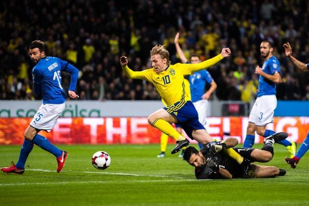 Fußball, WM Playoffs, Schweden - Italien 171110 Sveriges Emil Forsberg faller i en sitituion med Italiens malvakt Gianluigi Buffon under fotbollsmatchen i VM-kvalets play-off mellan Sverige och Italien den 10 november 2017 i Stockholm.  Copyright: LUDVIGxTHUNMAN BB171110LT046