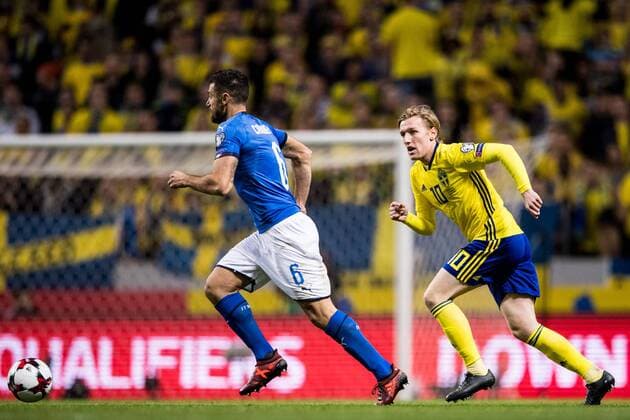 Fußball, WM Playoffs, Schweden - Italien 171110 Sveriges Emil Forsberg jagar Italiens Antonio Candreva under fotbollsmatchen i VM-kvalets play-off mellan Sverige och Italien den 10 november 2017 i Stockholm.  Copyright: JOELxMARKLUND BB171110JM026