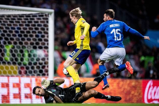 Fußball, WM Playoffs, Schweden - Italien 171110 Sveriges Emil Forsberg utmanar Italiens malvakt Gianluigi Buffon och Andrea Barzagli under fotbollsmatchen i VM-kvalets play-off mellan Sverige och Italien den 10 november 2017 i Stockholm.  Copyright: JOELxMARKLUND BB171110JM030