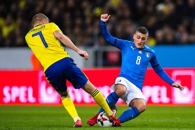 Fußball, WM Playoffs, Schweden - Italien 171110 Sveriges Sebastian Larsson och Italiens Marco Verratti under fotbollsmatchen i VM-kvalets play-off mellan Sverige och Italien den 10 november 2017 i Stockholm.  Copyright: CARLxSANDIN BB171110CS019