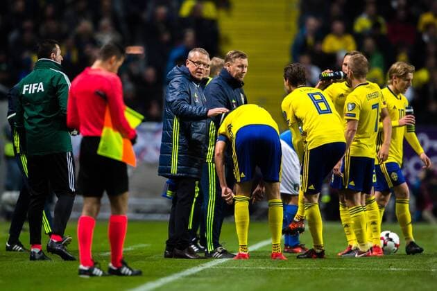 Fußball, WM Playoffs, Schweden - Italien 171110 Sveriges förbundskapten Janne Andersson i samtal med spelarna under fotbollsmatchen i VM-kvalets play-off mellan Sverige och Italien den 10 november 2017 i Stockholm.  Copyright: CARLxSANDIN BB171110CS020