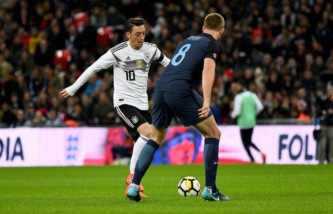 10 11 2017 xfux Football Laender match Friendly Match England Germany emspor v l Mesut Oezil German Football National Team DFB Eric Dier England London