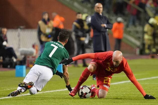 Fußball, Belgien - Mexiko Mexico s Miguel Layun and Belgium s Laurent Ciman fight for the ball during a friendly soccer game between Belgian national team Nationalteam Red Devils and Mexico, Friday 10 November 2017, in Brugge. BRUNOxFAHY  x05197954x
