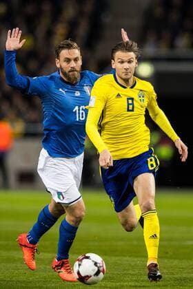 Fußball, WM Playoffs, Schweden - Italien 171110 Sveriges Albin Ekdal tar sig förbi Italiens Daniele De Rossi under fotbollsmatchen i VM-kvalets play-off mellan Sverige och Italien den 10 november 2017 i Stockholm.  Copyright: ANDREASxLxERIKSSON BB171110AE010