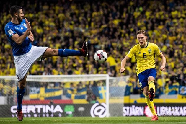 Fußball, WM Playoffs, Schweden - Italien 171110 Italiens Antonio Candreva försöker täcka inlägg fran Sveriges Ludwig Augustinsson under fotbollsmatchen i VM-kvalets play-off mellan Sverige och Italien den 10 november 2017 i Stockholm.  Copyright: JOELxMARKLUND BB171110JM037