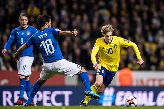 Fußball, WM Playoffs, Schweden - Italien Fußball, WM Playoffs, Schweden - Italien 171110 Sveriges Emil Forsberg mot Italiens Marco Parolo under fotbollsmatchen i VM-kvalets play-off mellan Sverige och Italien den 10 november 2017 i Stockholm.  Copyright: JOELxMARKLUND BB171110JM038