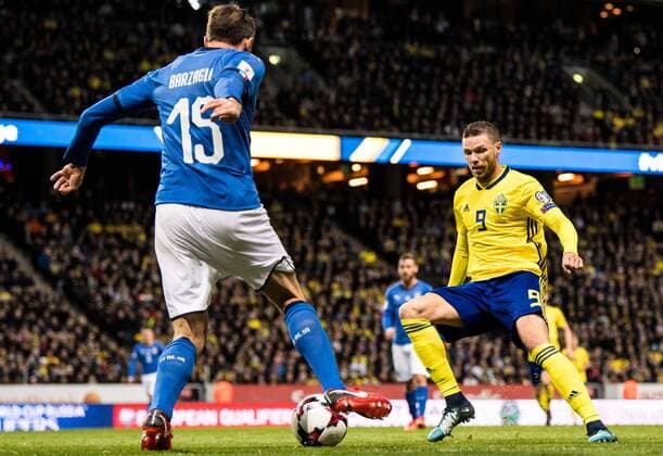 Fußball, WM Playoffs, Schweden - Italien 171110 Italiens Andrea Barzagli mot Sveriges Marcus Berg under fotbollsmatchen i VM-kvalets play-off mellan Sverige och Italien den 10 november 2017 i Stockholm.  Copyright: JOELxMARKLUND BB171110JM039