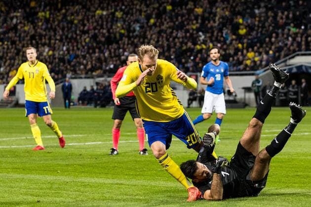 Fußball, WM Playoffs, Schweden - Italien 171110 Sveriges Ola Toivonen krockar med Italiens malvakt Gianluigi Buffon under fotbollsmatchen i VM-kvalets play-off mellan Sverige och Italien den 10 november 2017 i Stockholm.  Copyright: ANDREASxLxERIKSSON BB171110AE014