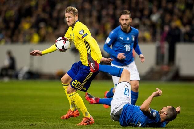Fußball, WM Playoffs, Schweden - Italien 171110 Sveriges Ola Toivonen mot Italiens Leonardo Bonucci under fotbollsmatchen i VM-kvalets play-off mellan Sverige och Italien den 10 november 2017 i Stockholm.  Copyright: ANDREASxLxERIKSSON BB171110AE015