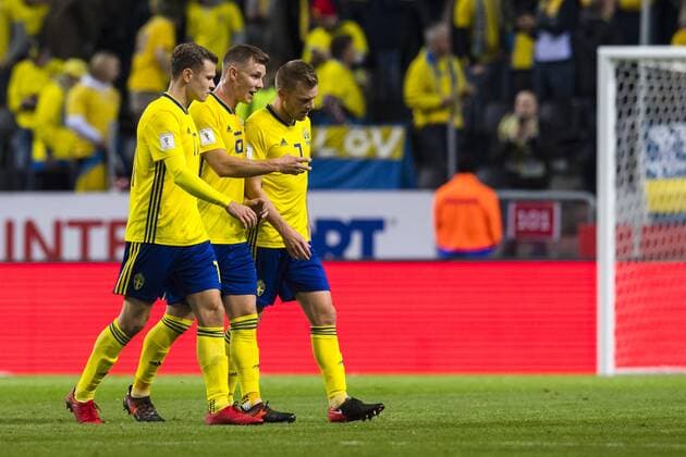 Fußball, WM Playoffs, Schweden - Italien 171110 Sveriges Emil Krafth , Viktor Claesson och Sebastian Larsson lämnar planen i halvtid under fotbollsmatchen i VM-kvalets play-off mellan Sverige och Italien den 10 november 2017 i Stockholm.  Copyright: LUDVIGxTHUNMAN BB171110LT059