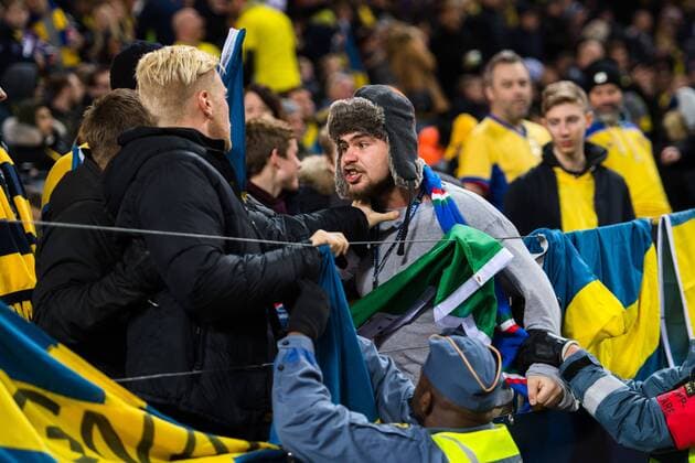 Fußball, WM Playoffs, Schweden - Italien 171110 Brak mellan supportrar pa läktaren under fotbollsmatchen i VM-kvalets play-off mellan Sverige och Italien den 10 november 2017 i Stockholm.  Copyright: CARLxSANDIN BB171110CS024