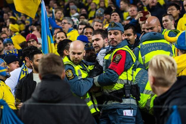 Fußball, WM Playoffs, Schweden - Italien 171110 Italiensk supporter blir bortförd efter brak pa läktaren under fotbollsmatchen i VM-kvalets play-off mellan Sverige och Italien den 10 november 2017 i Stockholm.  Copyright: CARLxSANDIN BB171110CS025