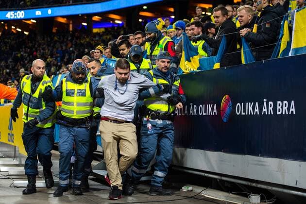 Bilder des Tages - SPORT Fußball, WM Playoffs, Schweden - Italien 171110 Italiensk supporter blir bortförd efter brak pa läktaren under fotbollsmatchen i VM-kvalets play-off mellan Sverige och Italien den 10 november 2017 i Stockholm.  Copyright: CARLxSANDIN BB171110CS026