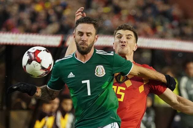 Fußball, Belgien - Mexiko Mexico s Miguel Layun and Belgium s Thomas Meunier fight for the ball during a friendly soccer game between Belgian national team Nationalteam Red Devils and Mexico, Friday 10 November 2017, in Brugge. BRUNOxFAHY  x05198037x