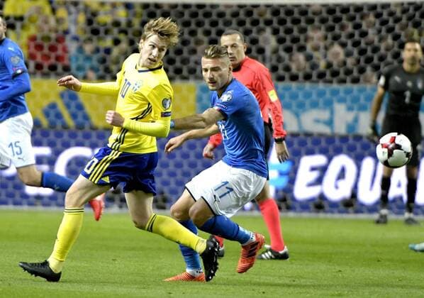 Fußball, WM Playoffs, Schweden - Italien Sweden Stockholm 2017-11-10 SWEDEN vs ITALY World Cup - Playoffs 2017 Emil Forsberg(SWE) Immobile(ITA) PHOTO BOBBO LAUHAGE KOD 0300003 COPYRIGHT KAMERAPRESS.SE KP0300003 