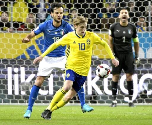 Fußball, WM Playoffs, Schweden - Italien Sweden Stockholm 2017-11-10 SWEDEN vs ITALY World Cup - Playoffs 2017 Emil Forsberg(SWE)Parolo(ITA) PHOTO BOBBO LAUHAGE KOD 0300003 COPYRIGHT KAMERAPRESS.SE KP0300003 