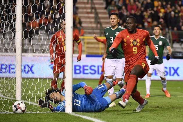 Fußball, Belgien - Mexiko Mexico s goalkeeper Guillermo Ochoa (C) pictured as Belgium s Romelu Lukaku (R) scores the 2-1 goal during a friendly soccer game between Belgian national team Nationalteam Red Devils and Mexico, Friday 10 November 2017, in Brugge. BRUNOxFAHY  x05198073x
