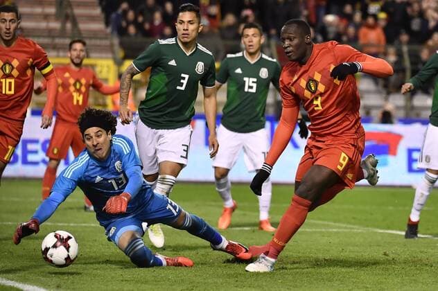 Fußball, Belgien - Mexiko Mexico s goalkeeper Guillermo Ochoa (C) pictured as Belgium s Romelu Lukaku (R) scores the 2-1 goal during a friendly soccer game between Belgian national team Nationalteam Red Devils and Mexico, Friday 10 November 2017, in Brugge. BRUNOxFAHY  x05198076x