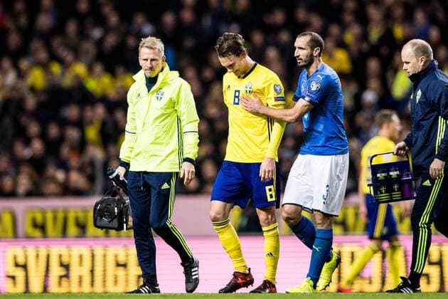 Fußball, WM Playoffs, Schweden - Italien 171110 Sveriges Albin Ekdal tröstas av Italiens Giorgio Chiellini när han lämnar planen skadad under fotbollsmatchen i VM-kvalets play-off mellan Sverige och Italien den 10 november 2017 i Stockholm.  Copyright: JOELxMARKLUND BB171110JM057