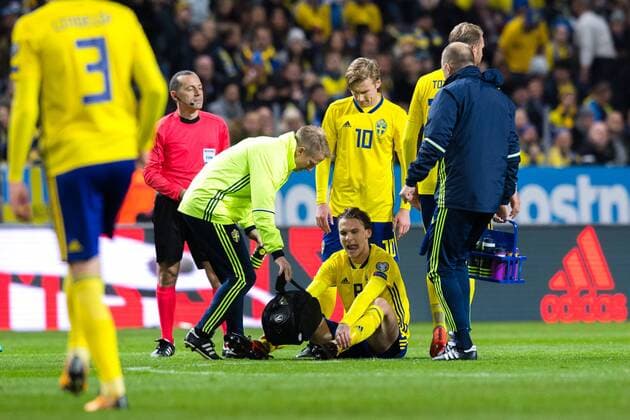 Fußball, WM Playoffs, Schweden - Italien 171110 Sveriges Albin Ekdal far vard efter skada under fotbollsmatchen i VM-kvalets play-off mellan Sverige och Italien den 10 november 2017 i Stockholm.  Copyright: LUDVIGxTHUNMAN BB171110LT069