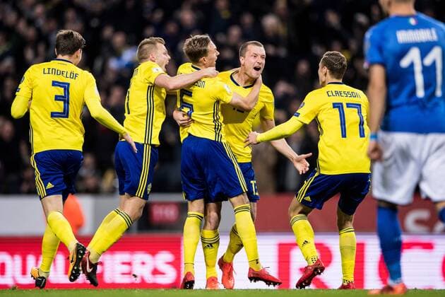 Fußball, WM Playoffs, Schweden - Italien 171110 Sveriges Jakob Johansson jublar med lagkamraterna efter sitt 1-0 mal under fotbollsmatchen i VM-kvalets play-off mellan Sverige och Italien den 10 november 2017 i Stockholm.  Copyright: JOELxMARKLUND BB171110JM060
