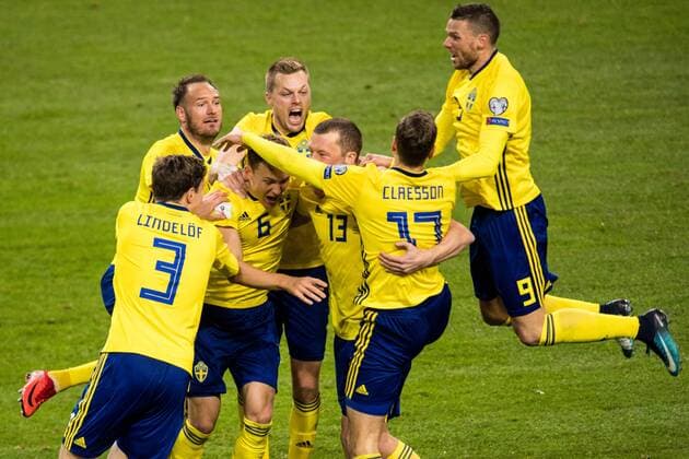 Fußball, WM Playoffs, Schweden - Italien 171110 Sveriges spelare jublar med Jakob Johansson efter hans 1-0 mal under fotbollsmatchen i VM-kvalets play-off mellan Sverige och Italien den 10 november 2017 i Stockholm.  Copyright: JOHANNAxLUNDBERG BB171110JL030