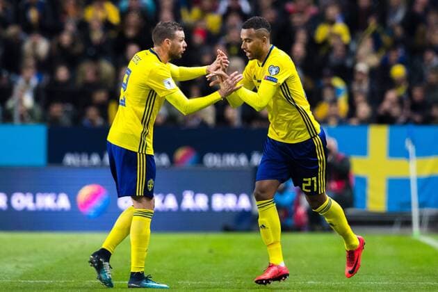 Fußball, WM Playoffs, Schweden - Italien 171110 Byte mellan Sveriges Marcus Berg och Isaac Kiese Thelin under fotbollsmatchen i VM-kvalets play-off mellan Sverige och Italien den 10 november 2017 i Stockholm.  Copyright: LUDVIGxTHUNMAN BB171110LT084