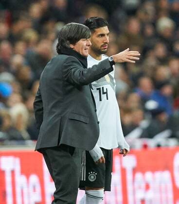 DFB national coach Joachim Jogi LOEW LÖW Emre CAN DFB 14 Substitutes Substitution Substitution Change of hands gestures and gives instructions Action Single image Single action Gesture Gesture Mimic Show gesture ENGLAND GERMANY Friendly match German National Football Team DFB on 10 11 2017 im W e m b l e y S t a d i o n London United Kingdom